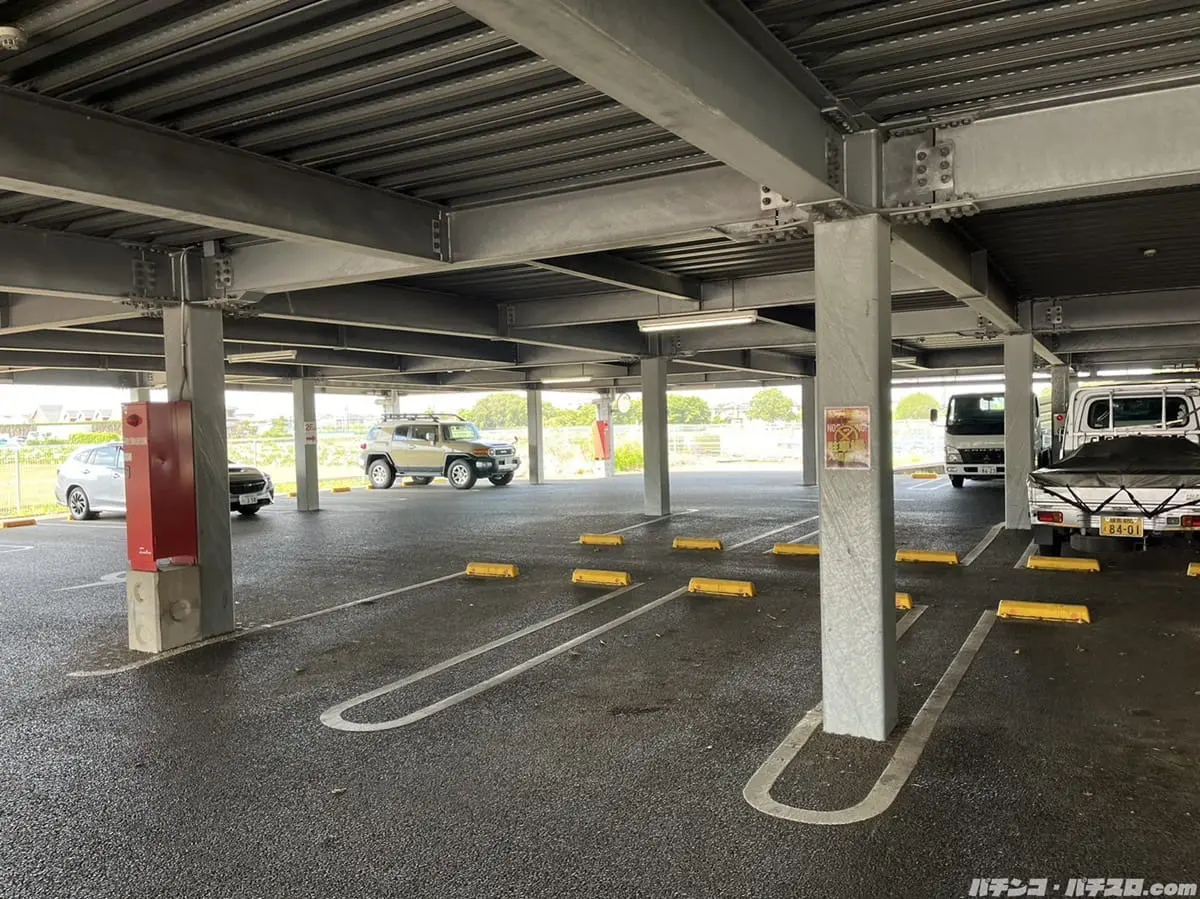 パチンコ店駐車場