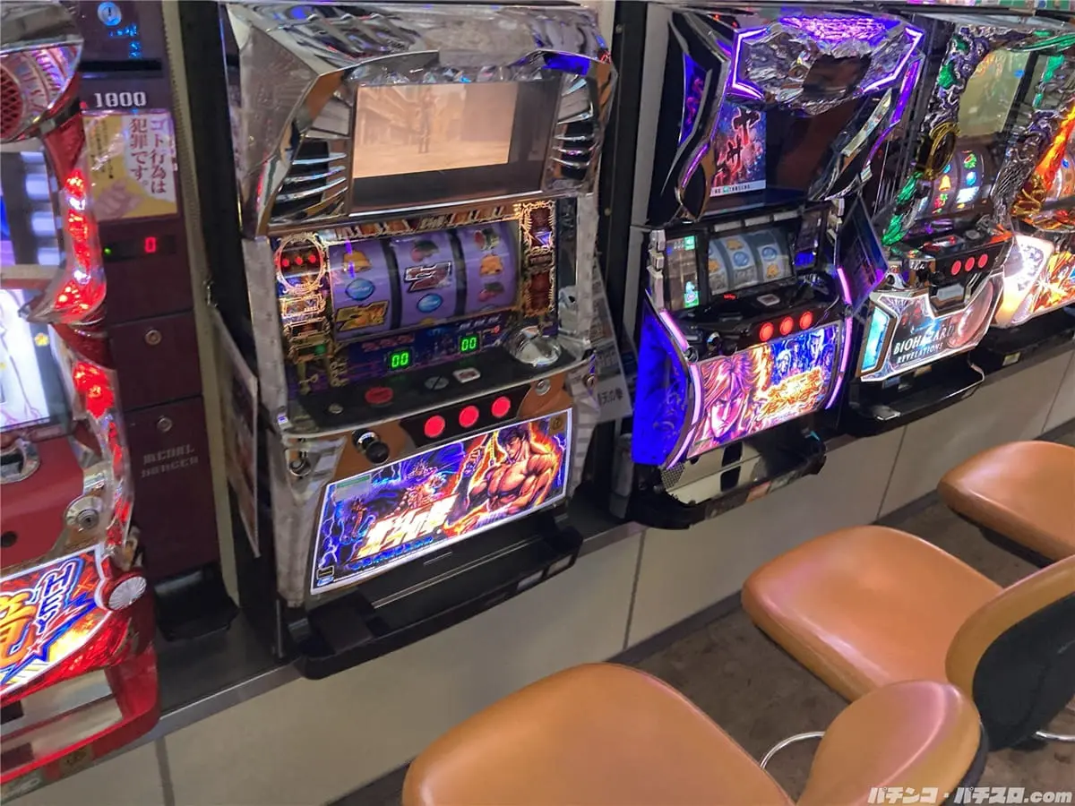 パチンコ屋の店内（スロット）